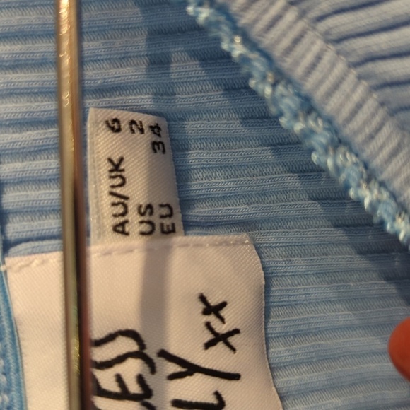 Princess Polly cinched crop light blue top size 2 - Picture 4 of 10